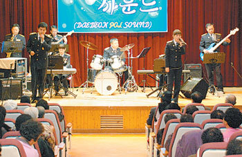 대덕경찰서 소속 경찰관으로 구성된 음악밴드 ‘대덕폴사운드’가 11일 대덕사회복지관에서 공연을 하고 있다. 사진 제공 대덕경찰서