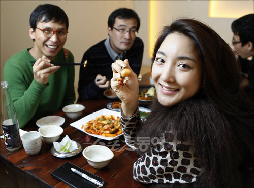 “무대에 오른 날 지켜보며 따뜻하게 해 줄 수 있는 사람 만나고 싶다.” 30대를 눈앞에 둔 가수 바다는 머지않아 찾아올 사랑을 기다리고 있었다. 바다가 윤여수 기자, 김원겸 기자(오른쪽 부터)와 함께 술잔을 기울이며 이야기를 나누고 있다.양회성 기자 yohan@donga.com