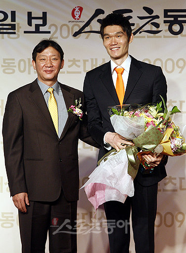 21일 서울 소공동 조선호텔 그랜드볼룸에서 열린 ‘2009 동아스포츠대상’ 시상식에서 남자프로농구대상을 차지한 김주성이 허재 감독과 기념촬영하고 있다. 임진환 기자 photolim@donga.com