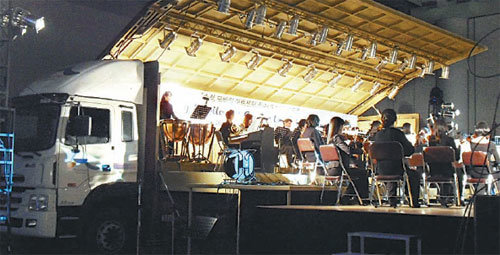 공연차량인 ‘수성모바일아트센터’의 무대 위에서 수성필하모닉 오케스트라 단원들이 연주를 하고 있다. 정용균 기자