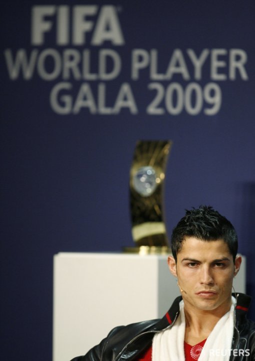 21일(현지 시간) 스위스 취리히에서 국제축구연맹(FIFA) 월드 플레이어 갈라가 시작되기 전 올해의 남자 선수상 후보에 오른 크리스티아누 호날두(포르투갈)가 기자회견을 하고 있다. ⓒ로이터, 무단전재 및 재배포 금지