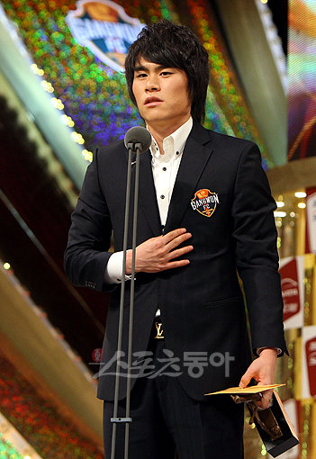 22일 오후 서울 홍은동 그랜드힐튼 호텔에서 컨벤션센터에서 진행된 2009K-리그 대상 시상식에서 강원FC 김영후가 신인상을 수상하고 있다.
