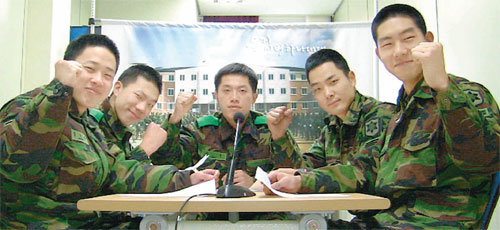 육군 을지부대 강훈 병장(가운데)이 병영 TV프로그램 ＇영상으로 만나는 병영이야기’를 진행하고 있다. 사진 제공 육군 을지부대