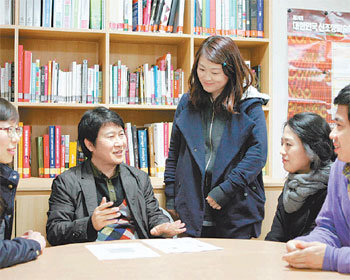 대구대 디자인학부 이해만 교수(왼쪽에서 두 번째)가 학과 디자인연구실에서 학생들과 ‘디자인과 제품’을 주제로 이야기를 나누고 있다. 이권효 기자