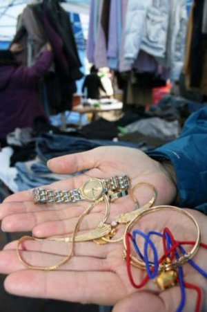 정선군사회복지협의회가 22일 정선5일장터에서 마련한 바자회의 한 헌옷에서 나온 귀금속들.