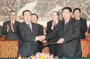 22일 중국 베이징에서 열린 ‘중일한 경제발전협회’ 창립식에서 권순기 집행회장(앞줄 왼쪽)과 지린 성 지린 시 경제기술개발구 관리위원회 정궈쉐 주임(오른쪽)이 투자협력 양해각서를 교환한 뒤 악수하고 있다. 사진 제공 중일한 경제발전협회