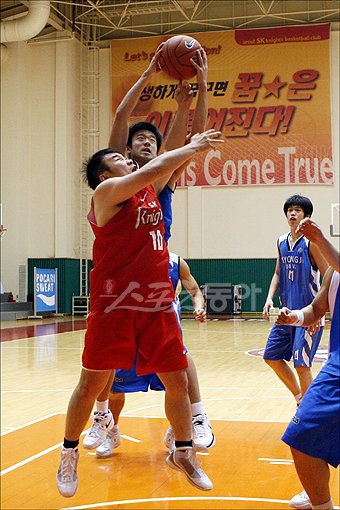 숏다리의 슬픔  “농구는 신장이 아닌 심장으로 한다”던 앨런 아이버슨(34·필라델피아)의 말은 정녕 사실인가. ‘궂은 일’이 사명이라는 생각으로 리바운드에 적극 가담했지만 전영희 기자(10번)가 공을 잡으려는 순간, 하늘 위에서 긴팔이 내려와 공을 낚아채 갔다.