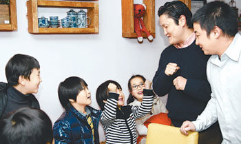 22일 오후 서울 마포구 서교동에서 마포 꿈나무 영어교실 송년회가 열렸다. 토머스 데니스 씨(오른쪽에서 두 번째)를 비롯한 해외입양인 강사들이 아이들과 함께 게임을 하고 있다. 사진 제공 마포구