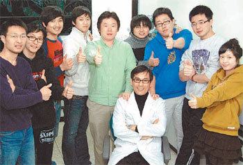 단국대 천안캠퍼스 동물자원학과 실험실에서 김인호 교수(흰 가운 입고 앉은 사람)가 학생들과 함께 사진 촬영에 응했다. 학생들은 “김 교수님이 항상 학생들과 함께 생활하며 보살펴 준다”고 말했다. 사진 제공 단국대 천안캠퍼스