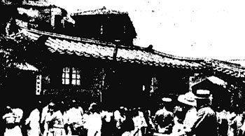 1933년 6월 ‘목 없는 영아’ 사건의 범인이 밝혀지자 분노한 주민들이 범인의 집으로 몰려들었다. 동아일보 자료 사진
