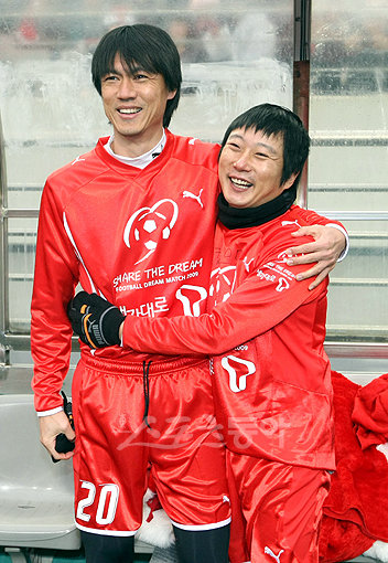 홍명보감독과 개그맨 이수근이 경기에 앞서 사진기자들을 향해 포즈를 취하고 있다.