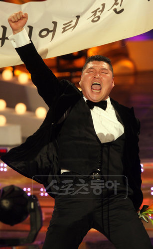 ‘국민MC’ 강호동이 방송 3사의 연예대상 시상식에서 ‘3관왕’에 오를지 관심이 모아지고 있다. 작은 사진은 강호동이 26일 ‘KBS 2009 연예대상’에서 대상을 차지한 뒤 이경규를 안으며 기뻐하는 모습.