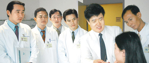 캄보디아에서 온 의사들이 국내의 한 대학병원 의사가 수술이 끝난 후 환자에게 관리요령을 설명하는 것을 함께 듣고 있다. 사진 제공 순천향대 부천병원