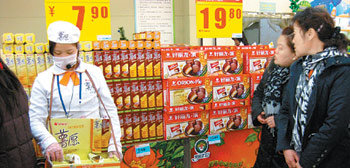 20일 오후 중국 현지 대형마트인 ‘징커롱(京客隆)’을 찾은 중국 소비자들이 초코파이 등 오리온 제품을 홍보하는 판매대 앞을
지나가고 있다. 오리온은 중국 소비자들의 70%가 중국 기업으로 인식하고 있을 정도로 현지화에 성공했다는 평가를 받고 있다.
사진 제공 오리온