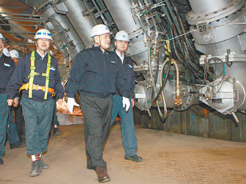 정몽구 회장 현장방문 최종 점검  정몽구 현대·기아자동차그룹 회장이 24일 충남 당진군 소재 현대제철 당진 일관제철소를 방문해 직원들과 함께 건설 현장을 둘러보고 있다. 사진 제공 현대제철