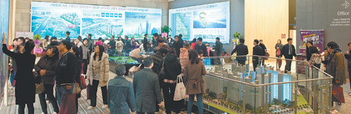 중흥건설이 23일 경기 김포시 고촌면 신곡리에 개장한 ‘중흥 S-클래스 리버티’ 모델하우스에는 26일까지 1만5000여 명이 다녀갈 정도로 관심이 크다. 개장 첫날인 23일 관람객들로 북적이는 모델하우스 내부. 사진 제공 중흥건설