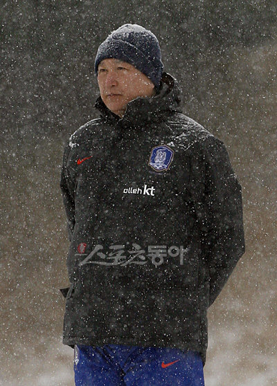 27일 파주 NFC에서 열린 축구국가대표팀 테스트 및 연습경기에서 선수들의 움직임을 바라보고 있는 허정무 감독.