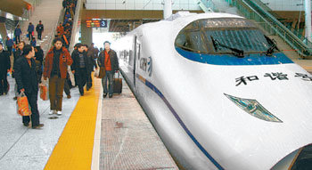 28일 중국 허베이 성 우한 고속철도 역에서 광둥 성 광저우로 가는 고속열차 허셰호가 출발을 기다리고 있다. 26일 개통된 우광고속철도는 순간 최고속도, 평균 최고속도, 단일 시공 최장 고속철도 구간 등 다양한 기록을 쏟아냈다. 우한=구자룡 특파원