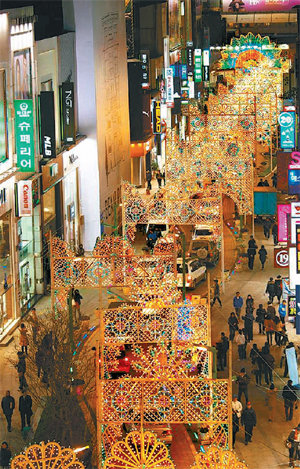 빛의 거리로 변신한 부산 광복로. 간판도 깨끗하게 정비했다. 사진 제공 부산시