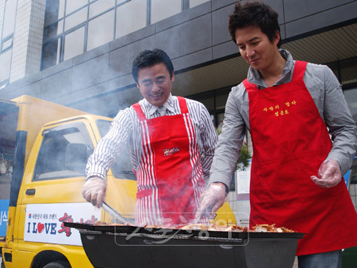 훌랄라 치킨 사랑의 밥차.