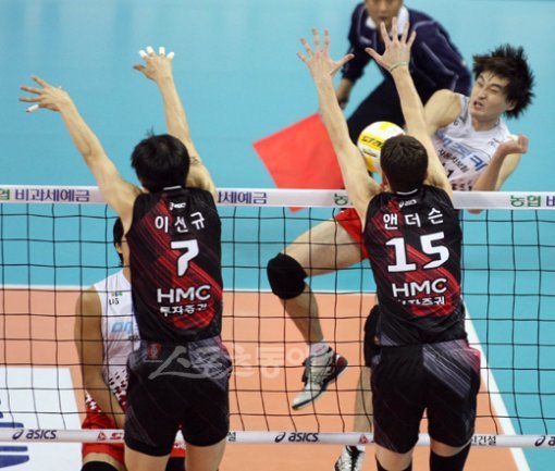 LIG손해보험 이경수가 스파이크를 날렸지만 현대캐피탈 앤더슨의 블로킹에 막히고 있다. 구미 ｜ 김종원 기자 won@donga.com