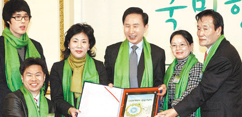 이명박 대통령(오른쪽에서 세 번째)이 29일 청와대 영빈관에서 열린 ‘생활공감 국민행복 실천대회’에서 참석자들과 함께 생활공감 실천제안집을 들어 보이고 있다. 안철민 기자