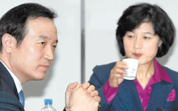 임태희-추미애 “합의”  29일 국회에서 열린 환경노동위원회 3자회의에 참석한 임태희 노동부 장관(왼쪽) 옆에서 추미애 국회 환노위원장이 답답한 듯 물을 마시고 있다. 김경제 기자