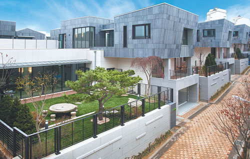 동문건설이 경기 파주시 교하신도시에 분양한 타운하우스 ‘윈슬카운티’는 지상 1층과 개별 정원을 도로보다 3m가량 높게 설계해 길에서는 건물 내부를 볼 수 없도록 했다. 사진 제공 동문건설