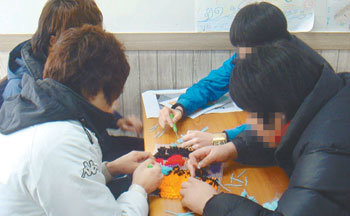 인천시교육청 지정 대안교육기관인 가우리학교에서는 일탈 위기에 있는 고교생을 대상으로 인성교육 위주의 수업을 진행하고 있다. 올해 처음 대안교육을 시작한 이 학교 고교3학년생 전원이 수시에 합격했고, 따뜻한 감성의 소유자로 변신하는 성과를 거뒀다. 사진은 스틸자수 교육을 받는 학생들. 사진 제공 인천 가우리학교