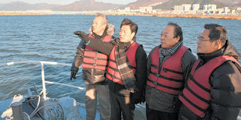 허남식 부산시장(왼쪽에서 두 번째)과 제종모 부산시의회 의장(왼쪽에서 세 번째), 신정택 부산상의 회장(왼쪽)이 부산 미래발전의 성장동력이 될 낙동강 하구 국제산업물류도시 예정지를 둘러보고 있다. 사진 제공 부산