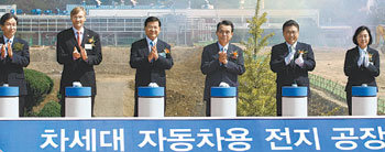 올 9월 열린 전기자동차용 전지 생산 공장인 SB리모티브㈜ 기공식. 왼쪽에서 네 번째가한승수 당시 국무총리, 다섯 번째가 박맹우 울산시장. 사진 제공 울산시