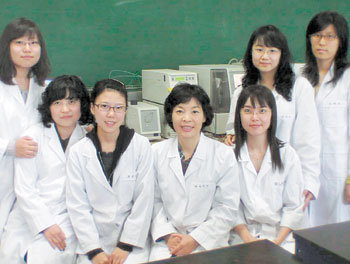 실험실에서 제자들과 함께 포즈를 취하고 있는 김미리 교수(왼쪽에서 네번째). 사진 제공 충남대