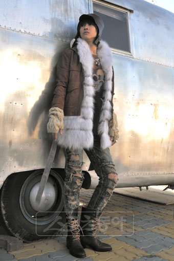 ‘신비주의’ 가수 윤서진.