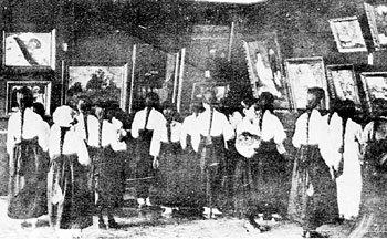 1922년 6월 열린 제1회 조선미술전람회를 단체로 관람하는 여학생들. 동아일보 자료 사진