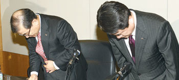 “죄송합니다”  유동성 위기에 빠진 금호아시아나그룹이 끝내 일부 계열사의 워크아웃에 동의했다. 30일 서울 영등포구 여의도동
산업은행에서 열린 기자회견에서 주채권은행인 산업은행의 김영기 수석부행장(왼쪽)과 오남수 금호아시아나그룹 전략경영본부 사장이
“국민에게 심려를 끼쳐 죄송하다”며 고개를 숙이고 있다. 홍진환 기자