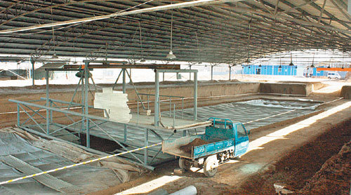 30일 중국 허난(河南) 성의 한 시골마을에서 발견된 삼국지의 영웅 조조의 무덤 발굴현장. 비닐로 덮은 곳 아래에서 발굴팀이 발굴을 계속하고 있다.  안양=이헌진  특파원