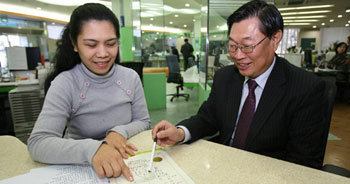 지난해 12월 31일 서울 서초구청 OK민원센터에서 이동우 과장(오른쪽)이 메리안 모레노 씨에게 ‘노이현’이란 한국 이름을 지어준 뒤 의미를 설명하고 있다. 사진 제공 서초구