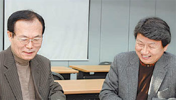 조성기 씨(왼쪽)와 권영민 씨