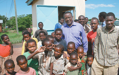 한국국제협력단(KOICA)이 탄자니아 시니앙가 주 바리아디 지역 시마 마을에 설치한 식수 이용시설 앞에 아이들이 모여 있다. 오랜만에 마을을 찾은 이방인을 맞는 아이들의 얼굴에 호기심이 가득하다. 가운데 파란 셔츠를 입은 이가 잭슨 시마 바리아디 구청장이다. 시니앙가=김영식 기자