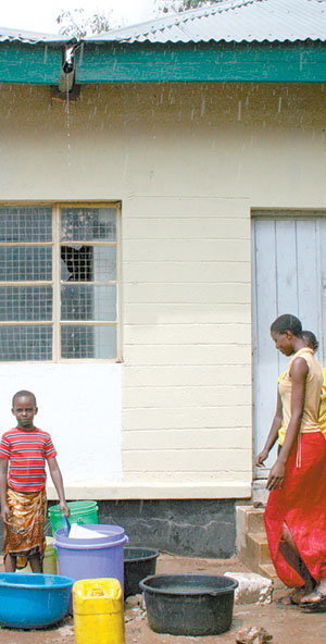 탄자니아 시니앙가 주 바리아디 구청에서 아이들이 빗물을 받기 위해 물통을 대고 기다리고 있다. 시니앙가=김영식 기자