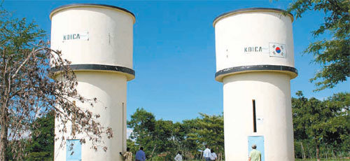 한국국제협력단(KOICA)이 탄자니아의 식수개발사업을 지원하면서 바리아디 지역에 세운 대형 물탱크. 물탱크에 태극기가 그려져 있다.