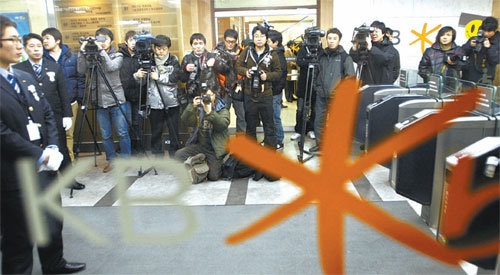 KB금융에 쏠린 눈지난해 12월 31일 긴급 이사회가 열린 서울 중구 남대문로 KB금융지주 본사 로비에 모인 취재진이 이사회가 시작하기에 앞서 이사들이 도착하기를 기다리고 있다. 이날 긴급 이사회에서 강정원 국민은행장은 KB금융 차기 회장 내정자직을 사퇴했다. 김미옥 기자