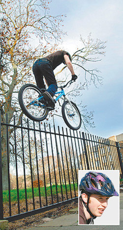 대니 매커스킬이 폭이 좁은 철제 울타리 위에서 자전거를 타는 묘기를 선보이고 있다. 그의 유튜브 동영상은 8개월 만에 1300만의 시청 건수를 기록했다.
사진 출처 유튜브