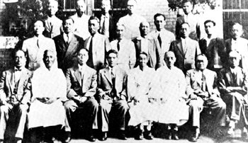 1942년 10월 조선어학회사건으로 고초를 겪은 수난동지회 회원들의 기념사진. 동아일보 자료 사진