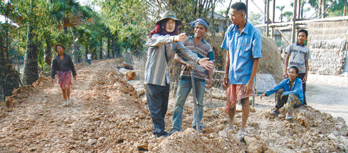 길 정비 지도하는 KOICA 
한국국제협력단(KOICA) 봉사요원(모자 쓴 사람)이 캄퐁참의 마을길 정비작업을 벌이면서 작업 요령을 설명하고 있다. 사진 제공 캄보디아 KOICA 사무소