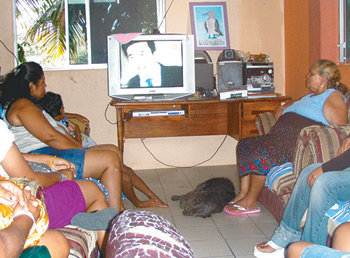 갈라파고스 산크리스토발 섬 주민들이 거실에 모여 한류 드라마인 ‘천국의 계단’을 시청하고 있다.