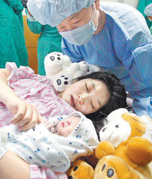 1일 0시 서울 강남구 역삼동 강남차병원에서 15시간 진통 끝에 ‘흰호랑이’를 낳은 산모 이성신 씨가 아기를 품에 안고 기쁨의 눈물을 흘리고 있다. 안철민 기자