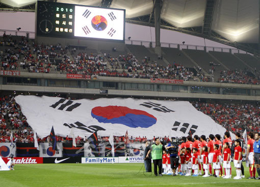 허정무호의 선전은 축구협회의 전폭 지원에서 시작된다 해도 과언이 아니다. 물론 대표팀 선수들의 마음가짐도 필수요소다. 사진은 지난해 남아공월드컵 아시아 최종예선 이란전 모습. 스포츠동아DB