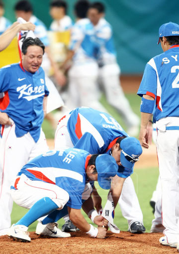 한국야구는 국제대회를 통해 세계일류의 경쟁력을 입증했다. 2008년 베이징올림픽 금메달, 2009년
월드베이스볼클래식(WBC) 준우승에 이어 2010년 중국 광저우아시안게임에서 다시 영광스런 마운드 위의 태극기를 볼 수
있기를 전 국민은 고대하고 있다. 동아일보DB
