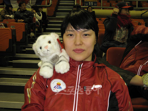 삼척시청 정지해는 혜성처럼 한국 여자핸드볼의 에이스로 떠오르고 있다. 상으로 받은 백호 인형을 어깨에 달고 취재에 응하는 기지까지 발휘했다.